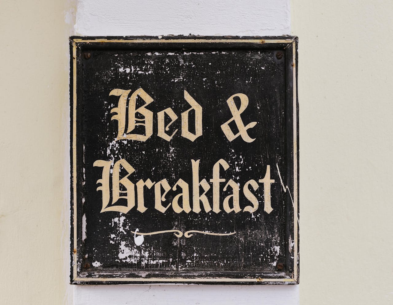 Retro sign with 'Bed & Breakfast' text, evoking nostalgia and hospitality.